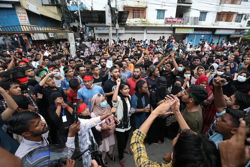 Students demonstrate in the Akhalia area of Sylhet around 5:00pm on 1 August.